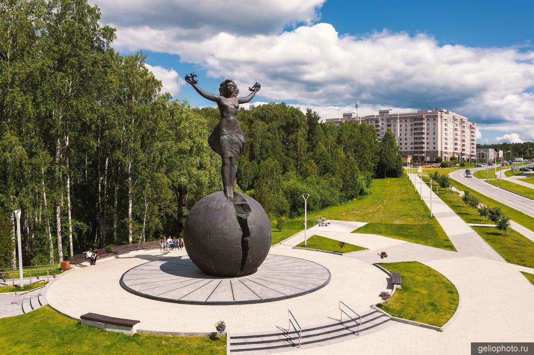 Скульптура Моя Сибирь в Кольцово  фото