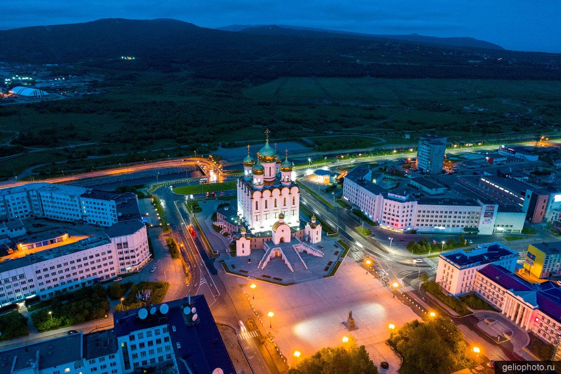 Свято-Троицкий собор в вечернем Магадане фото