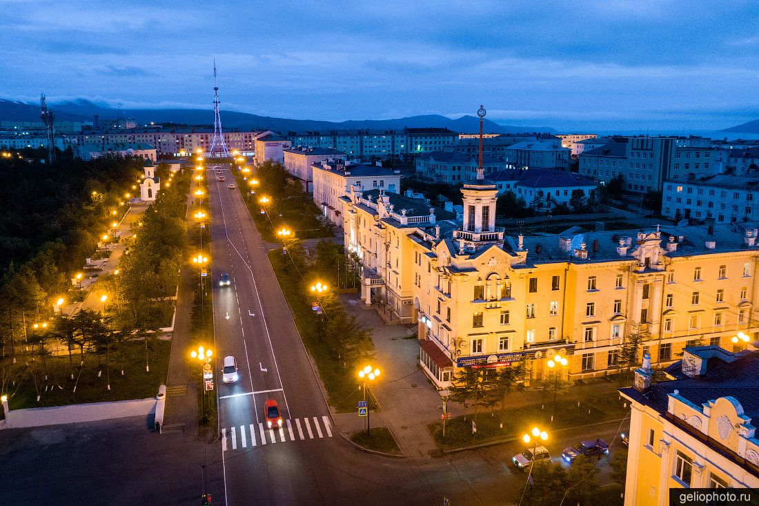 Вечерний проспект Ленина в Магадане фото