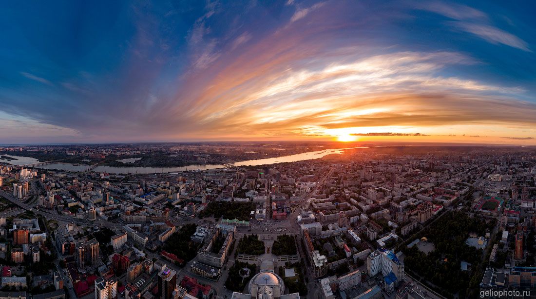 Панорама центра Новосибирска на закате фото