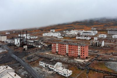 Красная пятиэтажка в центре заброшенного посёлка Валькумей фото