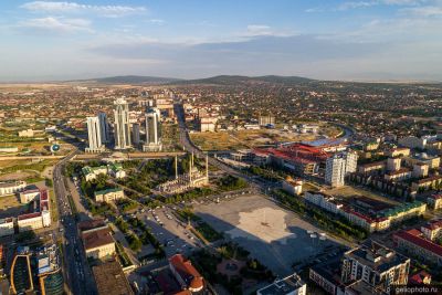 Площадь Ахмата Кадырова в Грозном с высоты фото