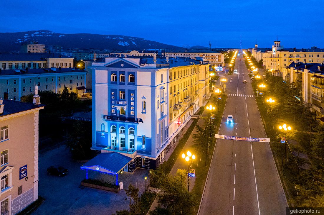 Проспект Ленина в вечернем Магадане фото