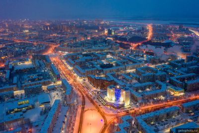 Проспект Ленина в Сургуте вечером фото