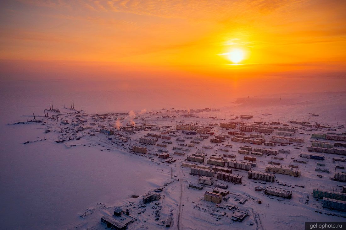 Тикси с высоты на закате фото