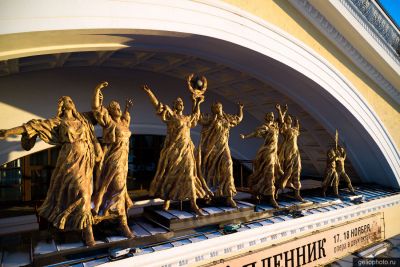 Статуи на Музыкальном театре Республики Карелия в Петрозаводске фото