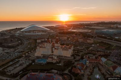 Олимпийский парк в Сочи на закате фото
