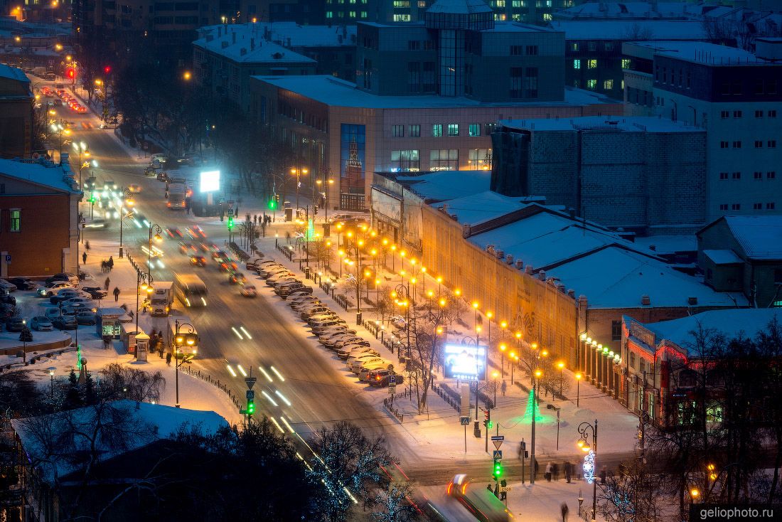 Улица Первомайская в Тюмени вечером фото