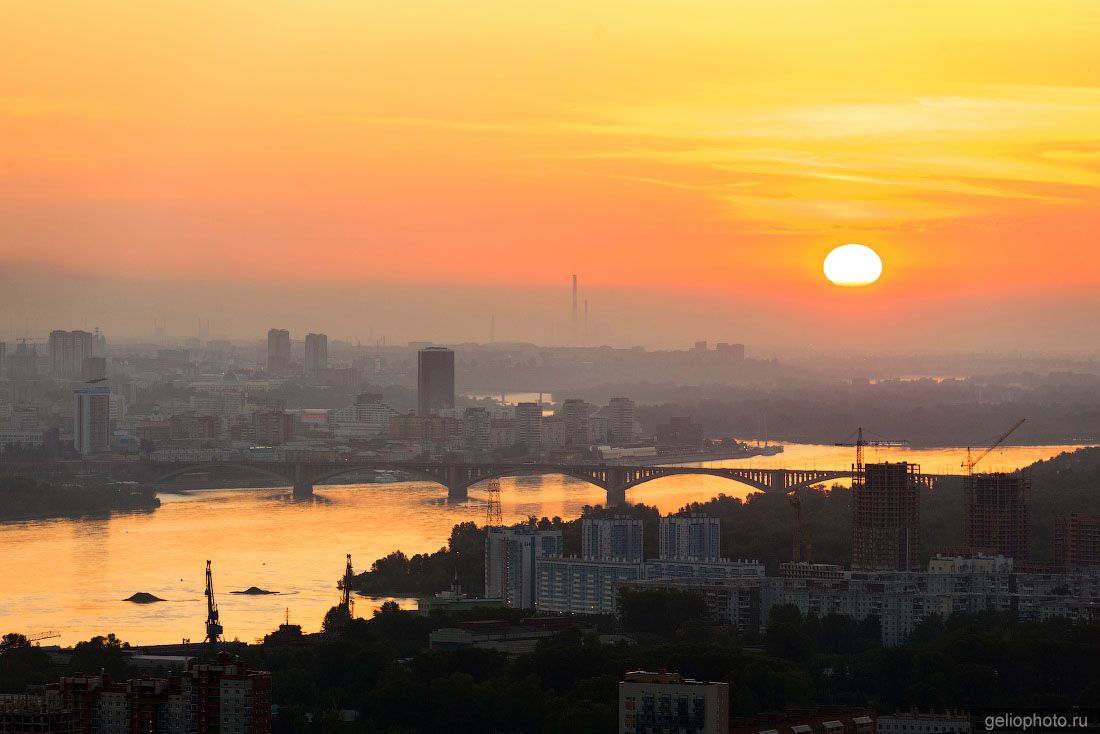 Коммунальный мост в Красноярске на закате фото