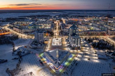 Зимний Надым с высоты на закате фото