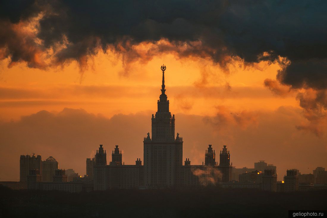МГУ в Москве на закате фото