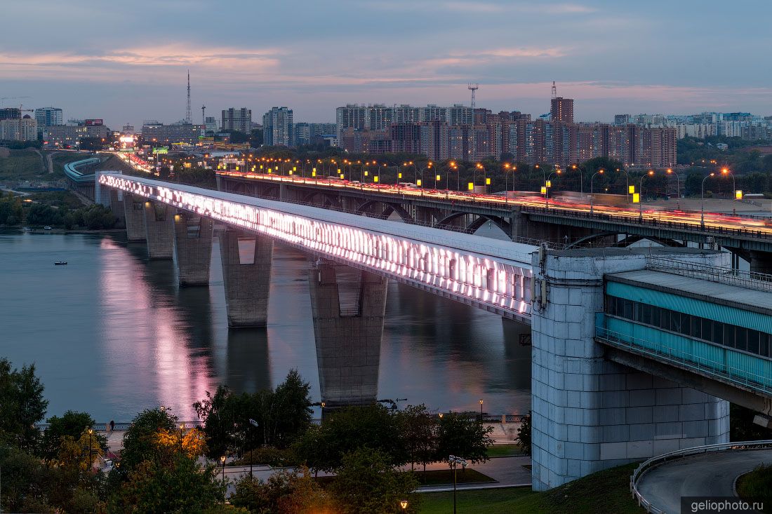 Новосибирский Метромост вечером фото