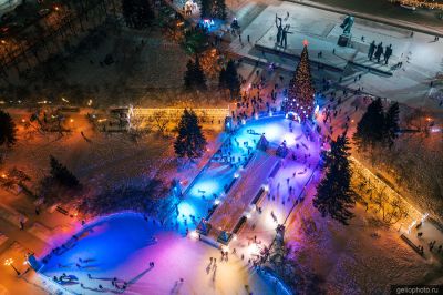 Каток возле Оперного театра в Новосибирске зимой фото