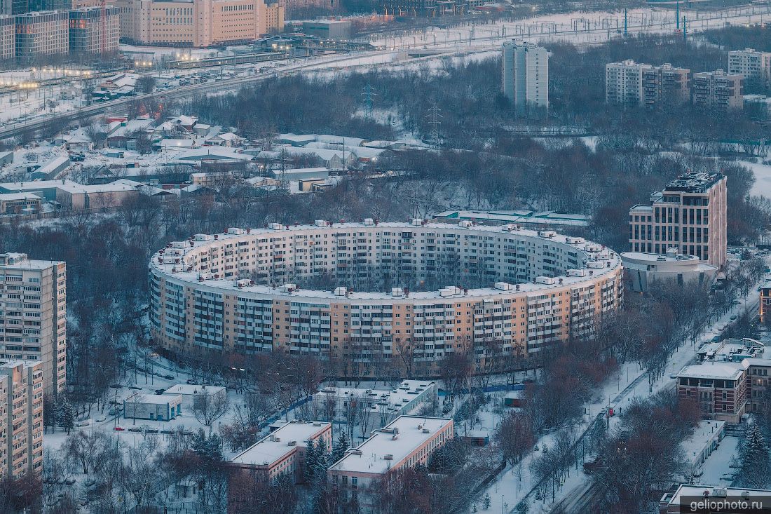 Круглый дом на Довженко в Москве зимой фото