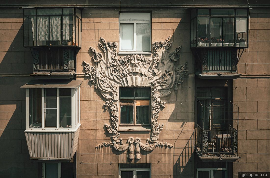 Лепнина на жилом доме в Магнитогорске фото