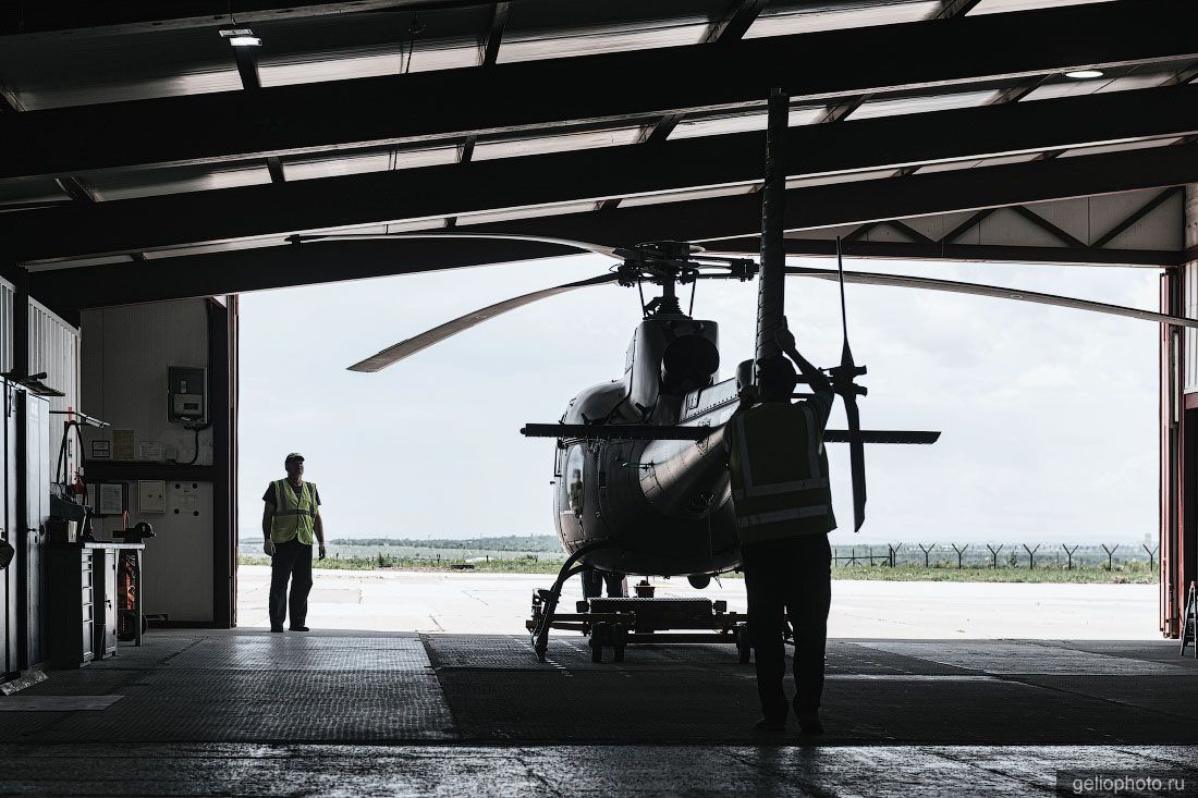 Вертолёт Robinson R44 в ангаре фото