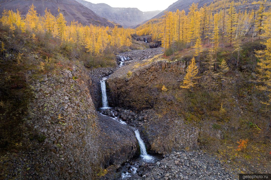 Каскадная река в горах плато Путорана фото