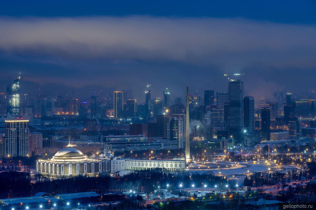 Музей Победы в Москве вечером фото