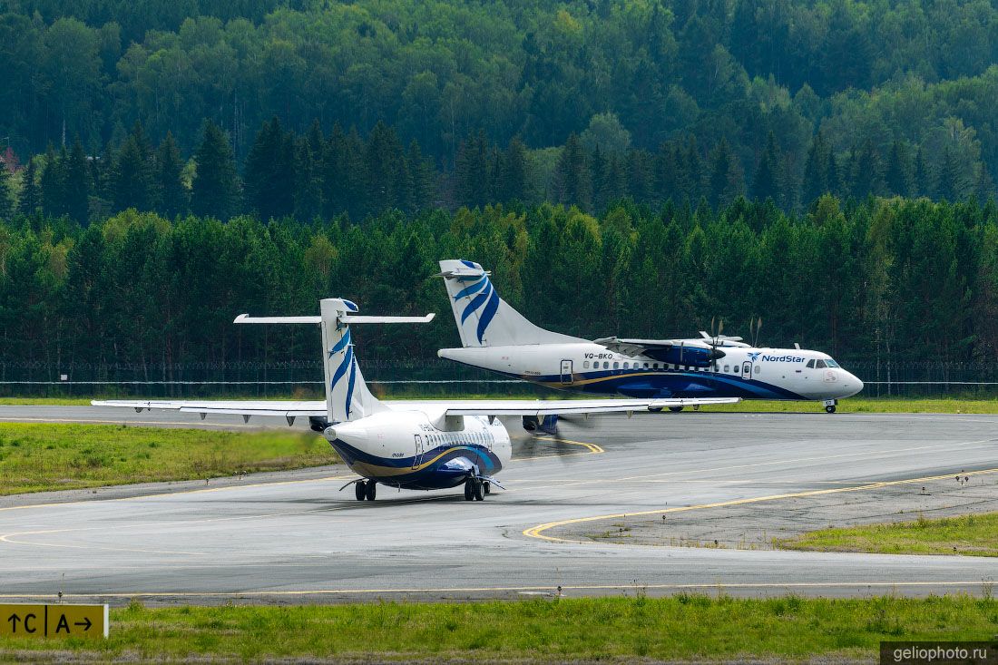 ATR 42 NordStar на рулёжной дорожке в аэропорту Красноярска фото