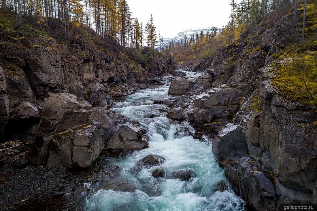 Горная река на плато Путорана фото