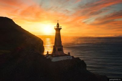 Маяк на мысе Дежнёва на рассвете фото