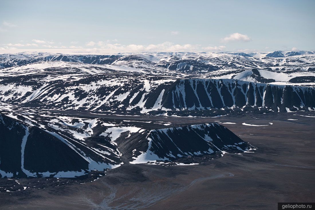 Заснеженные горы Северной Земли фото