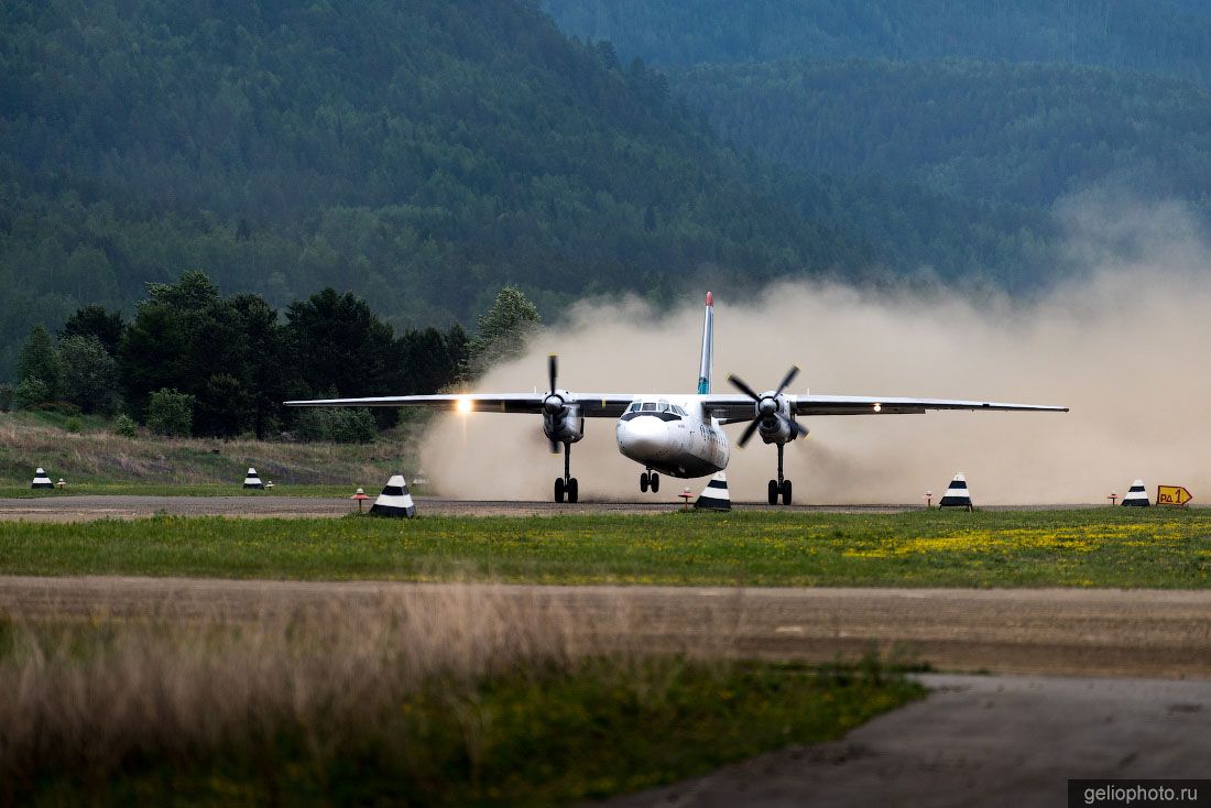 Самолёт Ан-26 на взлёте в Бодайбо фото