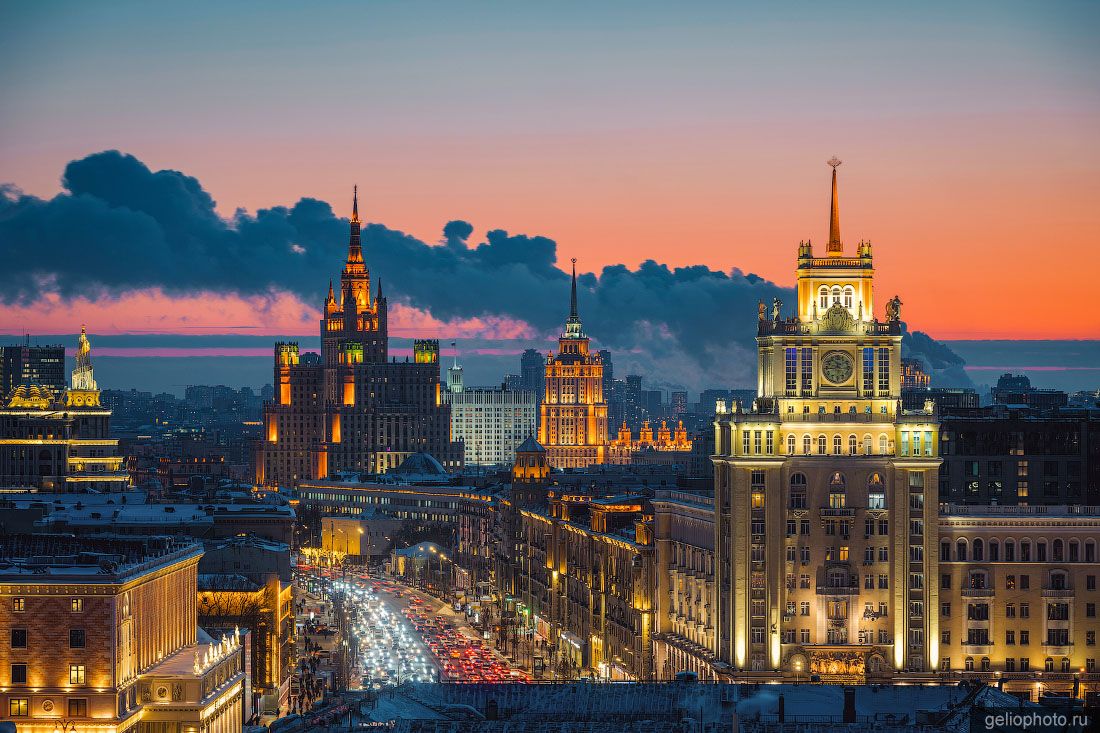 Отель Пекин в Москве вечером фото