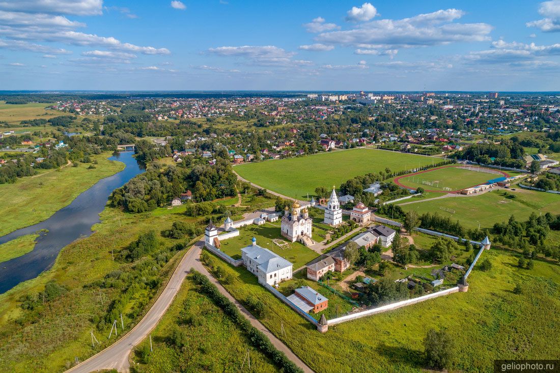 Лужецкий монастырь в Можайске с высоты фото
