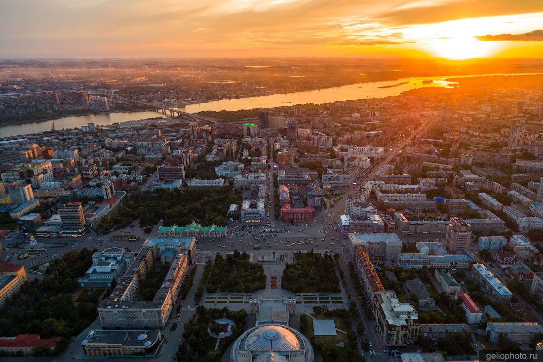 Центр Новосибирска на закате фото