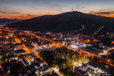 Сквер Центральный в Горно-Алтайске вечером фото