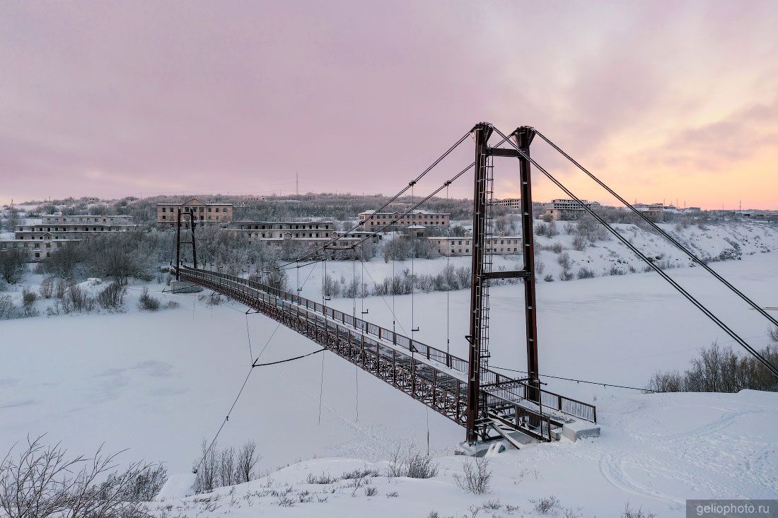 Заброшенный пешеходный мост в Воркуте фото