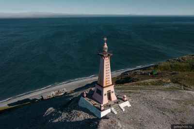 Маяк на мысе Дежнёва с высоты фото