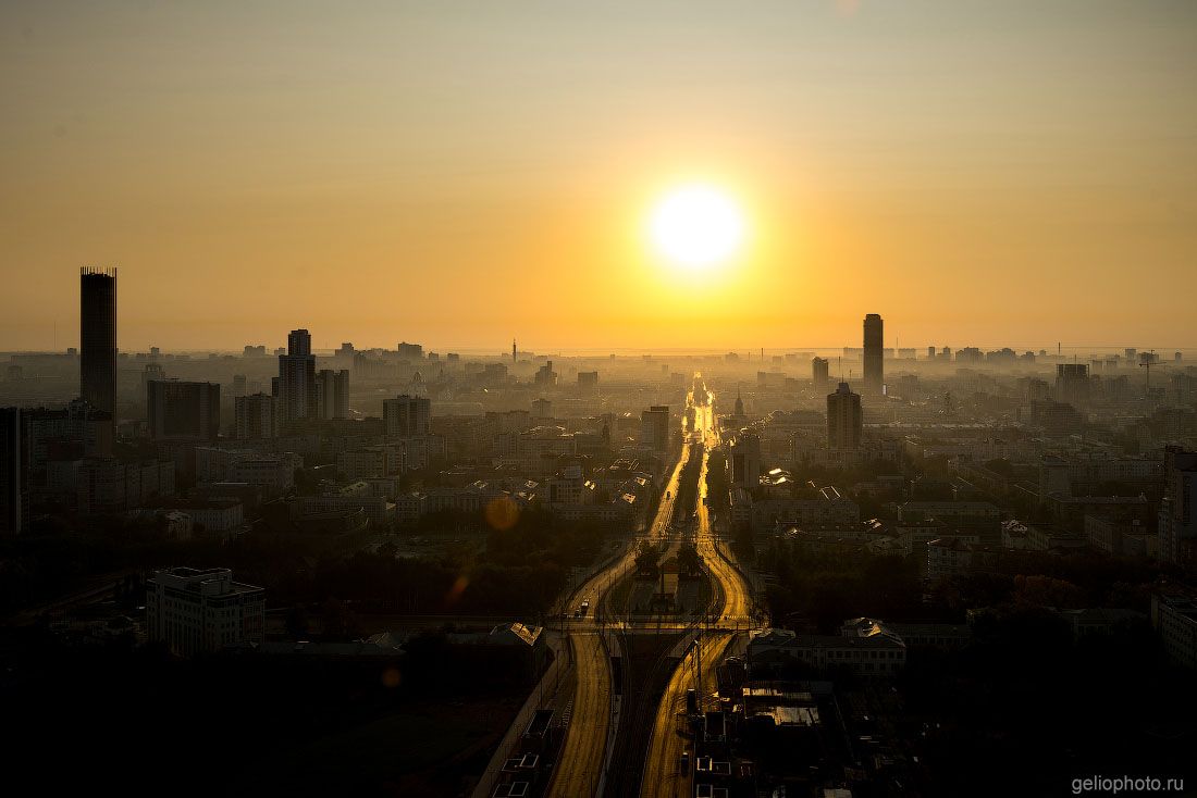 Проспект Ленина в Екатеринбурге на рассвете фото