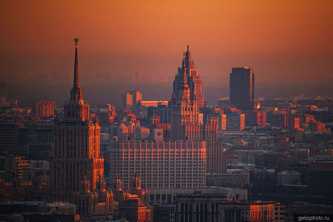Белый дом в Москве на рассвете фото