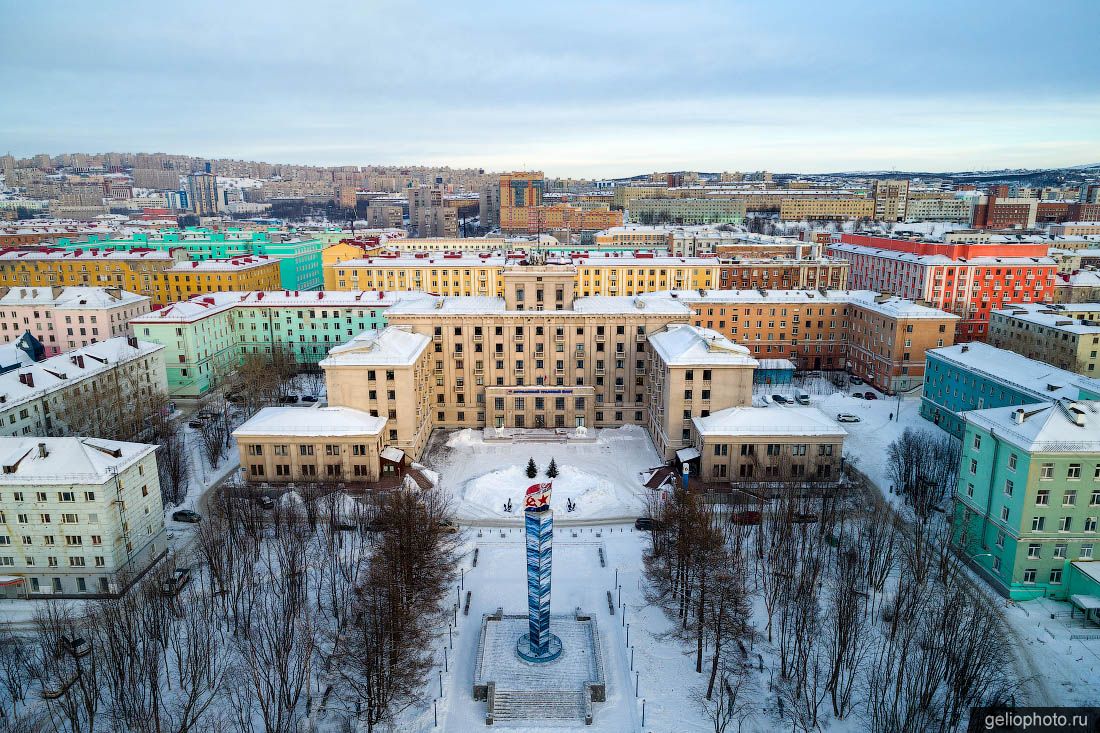 Здание Управления Мурманского тралового флота фото