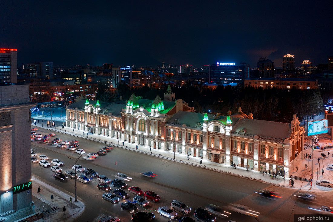 Краеведческий музей в Новосибирске ночью фото