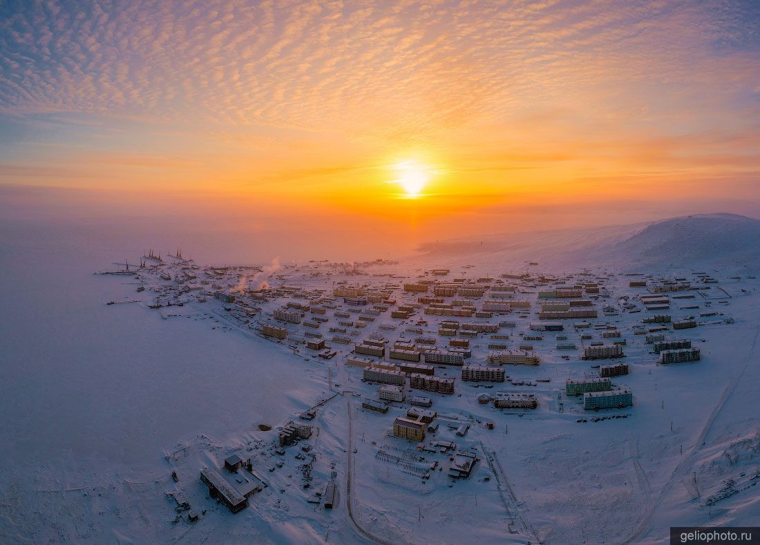 Тикси с высоты на закате фото