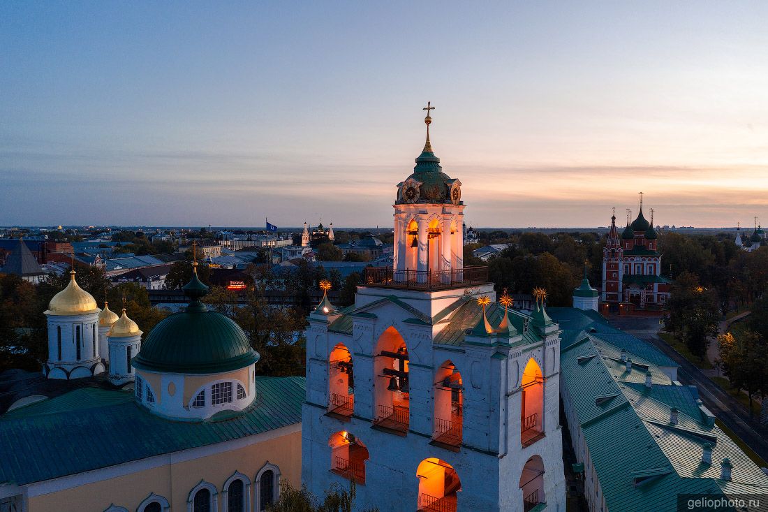 Спасо-Преображенский монастырь в Ярославле с высоты фото