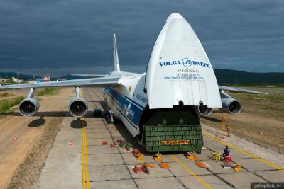 Выгрузка груза из самолёта Ан-124 Руслан фото