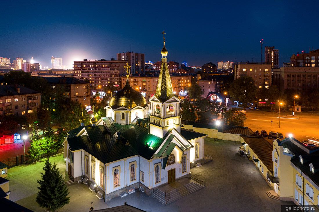 Вознесенский собор в Новосибирске ночью фото