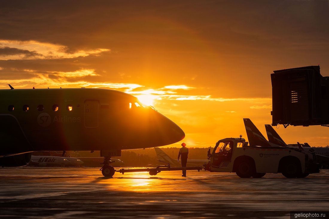 Embraer E170 S7 в Красноярском аэропорту фото