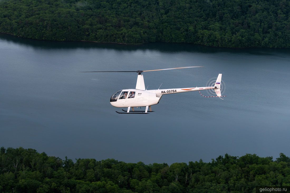 Вертолёт Robinson R44 в полёте с высоты фото