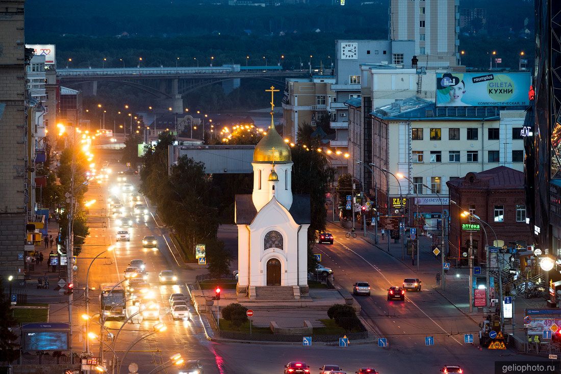 Часовня Николая Чудотворца в Новосибирске вечером фото