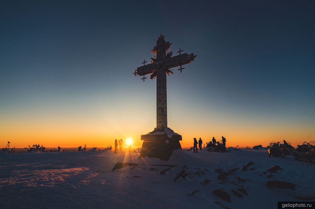 Шерегешский поклонный крест на горе Курган фото