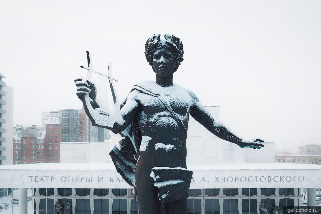 Скульптура Аполлон в Красноярске зимой фото