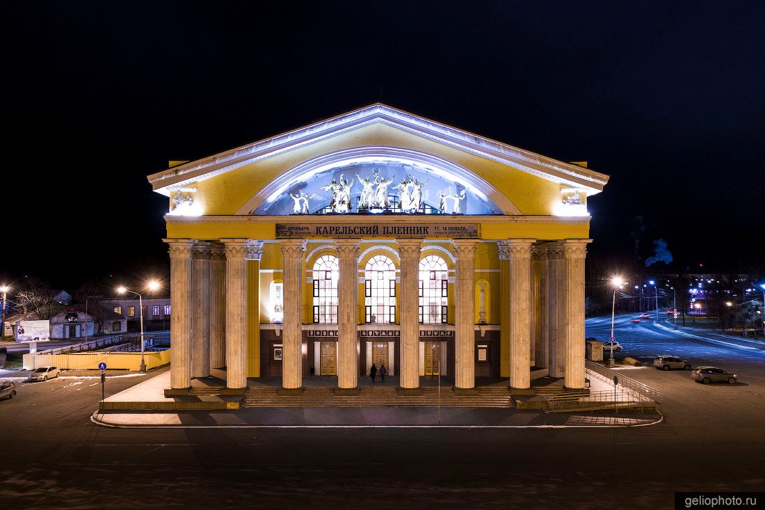 Музыкальный театр Республики Карелия вечером фото