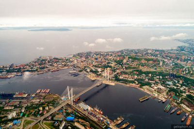 Бухта Золотой Рог во Владивостоке с высоты фото