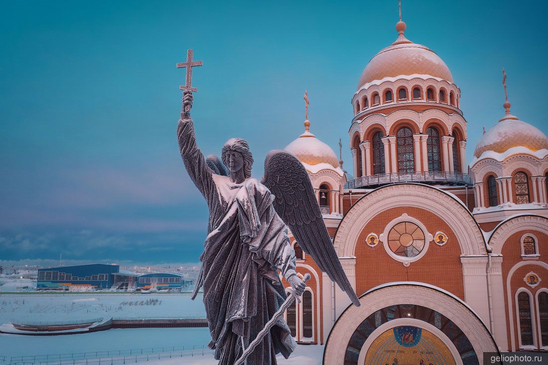 Скульптура Архангела Михаила в Салехарде фото