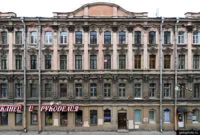 Фасад исторического здания в Санкт-Петербурге фото